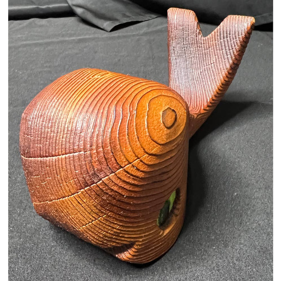 RARE! Mid Century Hand Carved Whale With Green Eyes - Picture 4 of 6